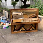 Ohne Bart wird's hart Sie geht vorbei, blickt ihn flüchtig an – und erstarrt. Frau Osswald stiert lange auf das Kinn ihres Gatten, hat dort etwas Ungeheuerliches entdeckt.