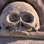 Kiss me, I’m bleeding Gedicht: Küsse mich, ich blute. Es ist so friedlich in diesem Land, der Storch kreist stolz über uns, Kinder lachen. Und dennoch ist Krieg, wir sind schuld daran.