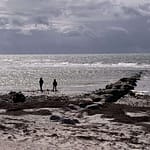Drohnen Gedicht: Das Schlimmste liegt hinter uns? Nur, weil der Himmel blau ist wie nie, weil das Weiß der Kirche tröstet. Pass auf, die Steinzeit liegt vor uns.