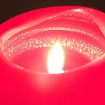 Gedicht: Liebe erleuchtet die schwarzen Nacht wie eine Kerze; stark und fragil zugleich. Aber Achtung, die Flamme verbrennt.