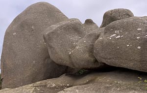 No-Haiku: Stein Du ruhst in dir, Stein, liegst scheinbar unbeteiligt auf unserer hektischen Welt. Nichts bringt dich aus der Ruhe. Ich möchte sein wie du, aber ich muss weiter, muss weiter, muss fliegen.
