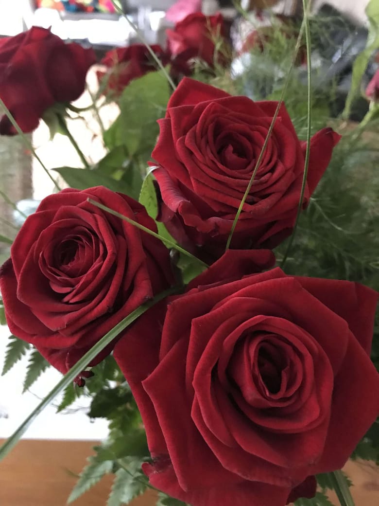 Bed of Roses Gedicht: Bed of Roses: Denk an dich. Dein Lachen, das meinem Leben Tiefe schenkt. Deine Augen voller Liebe.