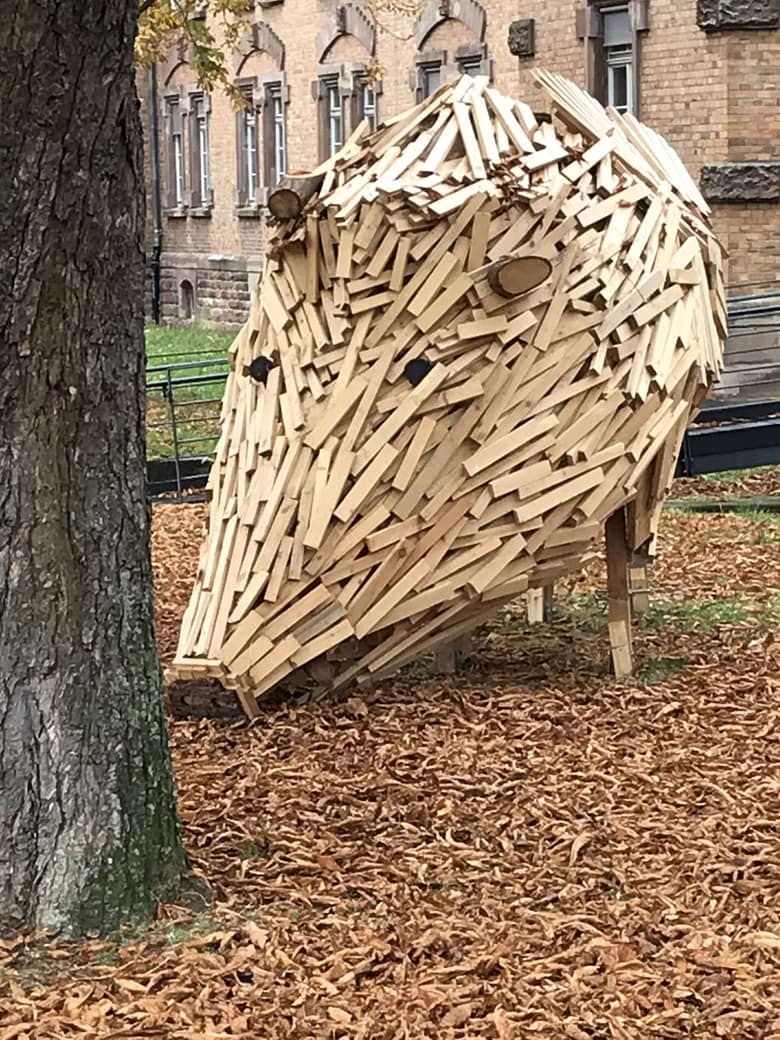 Wie Sand Wenn die Liebe in Wirklichkeit ein trister Schatten ist, wird es Zeit für Träume. Vielleicht bauen sie die Brücke zur Liebe zurück.