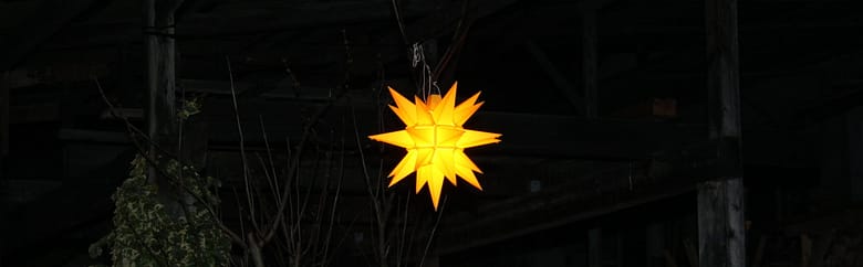 No-Haiku: Stern No-Haiku: Wenn es dunkel wird, die Nacht sich aufs Land senkt, uns mulmig in der Dunkelheit wird, hilft eines am besten: die Liebe.