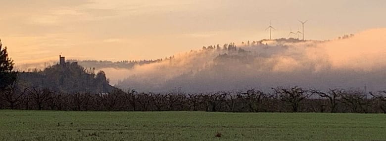 Haiku: Rauch Was macht die Liebe aus? Was macht uns zum Menschen? Wenn tote Seelen im Rauch liegen, fällt uns das Menschsein schwer.