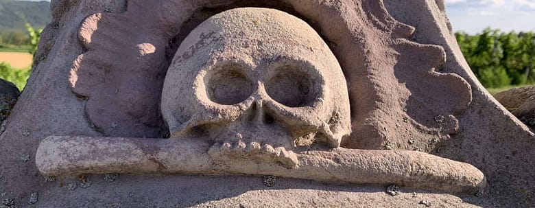 Kiss me, I’m bleeding Gedicht: Küsse mich, ich blute. Es ist so friedlich in diesem Land, der Storch kreist stolz über uns, Kinder lachen. Und dennoch ist Krieg, wir sind schuld daran.