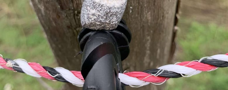 no-Haiku: Starke Liebe Gedicht: Wir leben auf dem dünnen Eis der Illusion. Liebe? Sicher, wir sind von ihr beseelt, sie umgibt uns wie Wahrheit die Politiker. Doch dann: Die Illusion platzt.