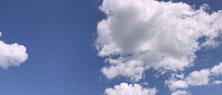 Gedicht: In den Wolken können wir uns verlieren, aus dem Leben wegtauchen, in die Unendlichkeit eintauchen. Und endlich anfangen zu lieben.