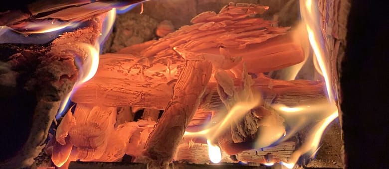 No-Haiku: Asche Gedicht: Glücklich, wen die Liebe überlebt. Und bleibt von ihm auch nur ein Häuflein Asche am Schluss, die Liebe ist stärker. Hoffen wir.