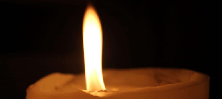 Ohne uns Um uns hektischer Stillstand. Nichts geschieht. Das ist Schicksal. Also sind wir einsame Wölfe auf dem Weg ins brennende Nichts. Gedicht