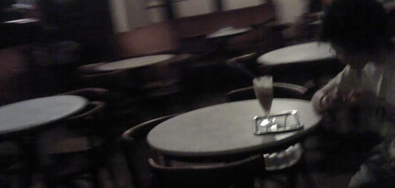 Turn the Page Gedicht: Wir drehen die Seiten unseres Lebens um und um und finden immer nur Scheußliches. Der Idiot im Kreml mordet weiter, die Sonne scheint dazu, als wollte sie uns ärgern.