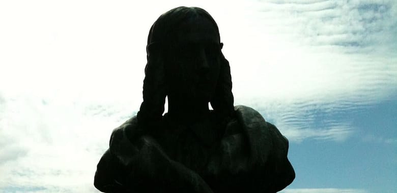 No-Haiku: Hallen des Todes Ist der Tod weniger schlimm, wenn man ihm entgegen geht? Was hilft überhaupt gegen den Tod? Vielleicht Liebe, Liebe, die wärmt?