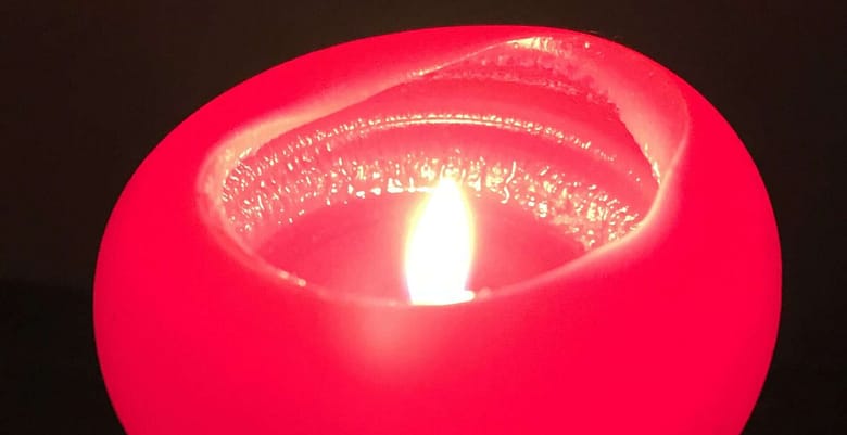 No-Haiku: Herz verbrannt Gedicht: Liebe erleuchtet die schwarzen Nacht wie eine Kerze; stark und fragil zugleich. Aber Achtung, die Flamme verbrennt.