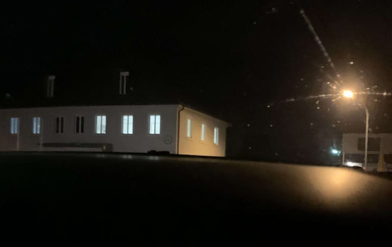 An der Gletscherspalte der Zeit herrscht Finsternis. Kinder des Lichts stürzen sich kopfüber in die Tiefe. Sie suchen Gott auf der hellen Seite.