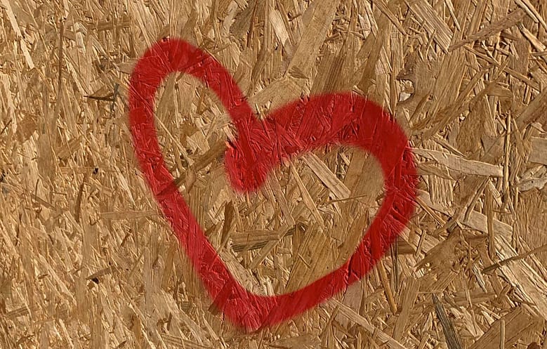 Sag es Gedicht: Liebe ist magisch, wenn Du das Zauberwort aussprichst. Das erfordert Mut, aber Deine Mauern schützen Dich vor dem Zauberwort sowieso nicht.