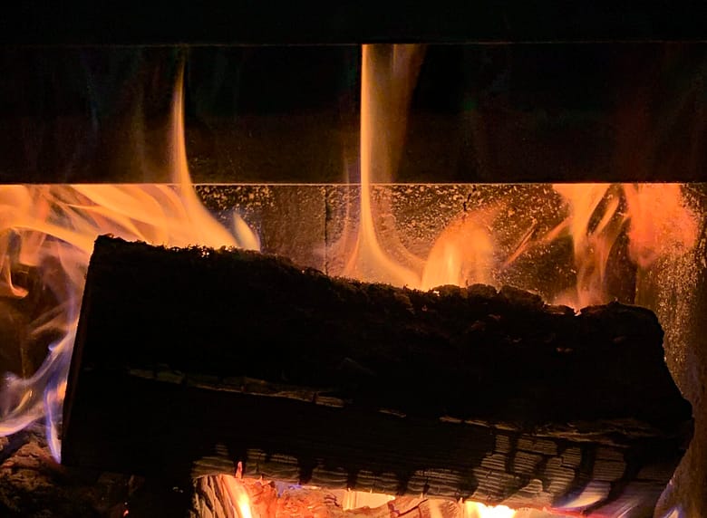 Gedicht: Das Leben wird brüchig im Laufe der Jahre; und die Erinnerung wird brüchig nach dem Tod. Rest des Lebens verschwinden in Kisten.