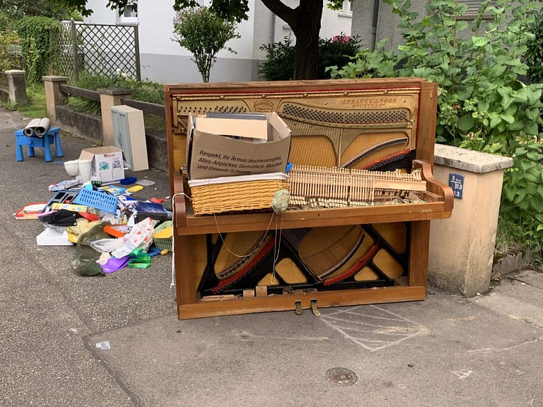 Sie geht vorbei, blickt ihn flüchtig an – und erstarrt. Frau Osswald stiert lange auf das Kinn ihres Gatten, hat dort etwas Ungeheuerliches entdeckt.