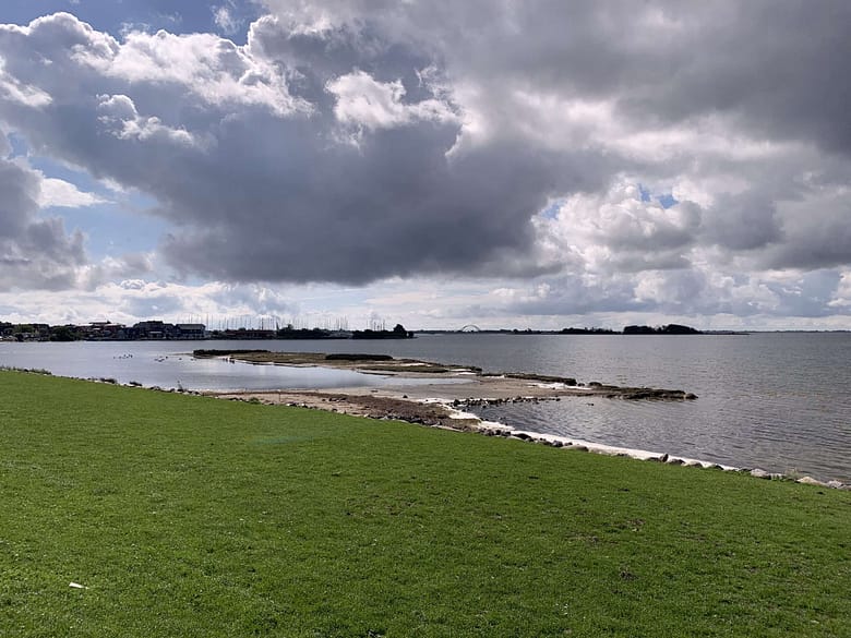 Haiku: Hoffnung Manchmal sind wir in der Ödnis verloren, sind innerlich wüst und leer. Doch plötzlich glimmt Hoffnung auf, das Herz birgt Überraschendes.